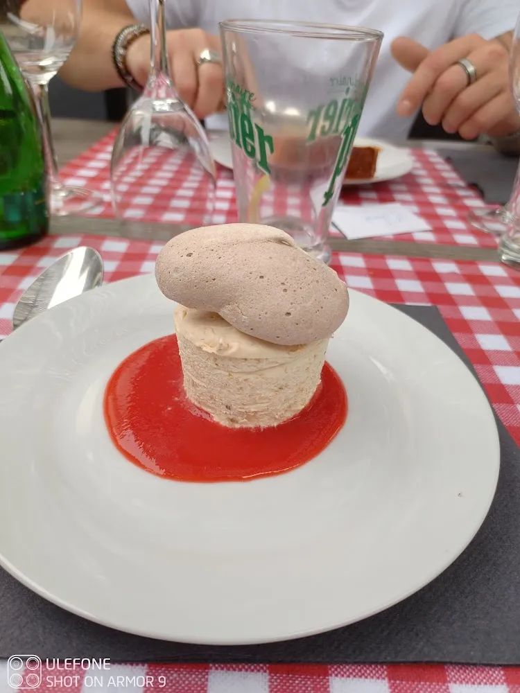 Nougat Glacé Meringue Et Coulis de Fruits Rouges